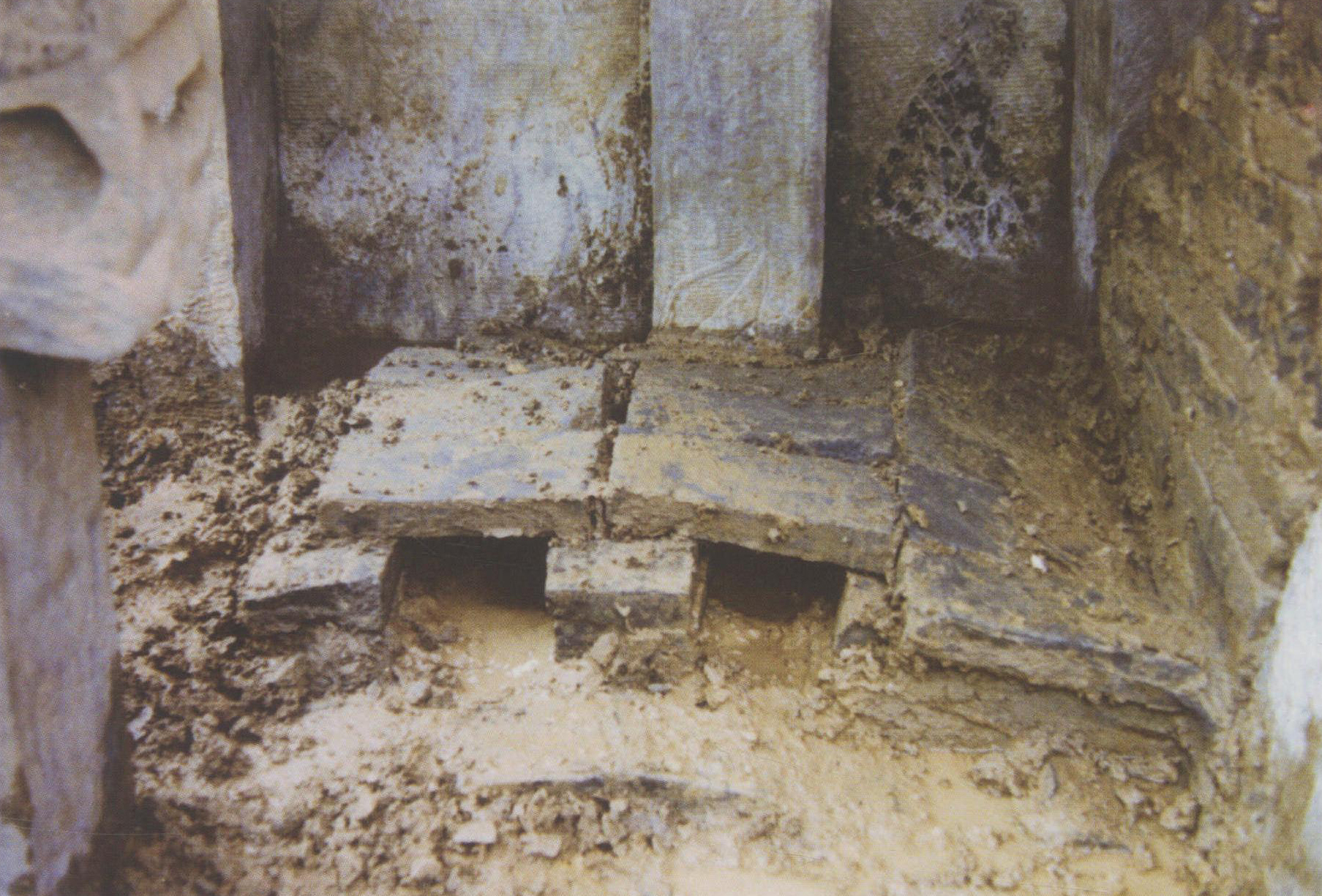 图版13 前室南端铺地砖下的排水沟1